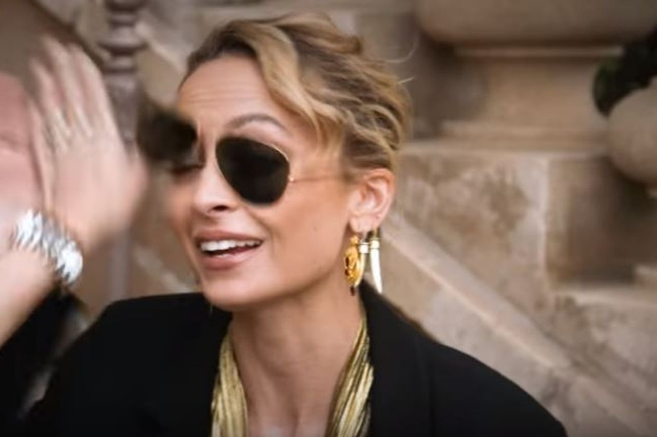 WATCH: Moment TV presenter tries to high five Nicole Richie, slaps her in  face instead | Irish Independent