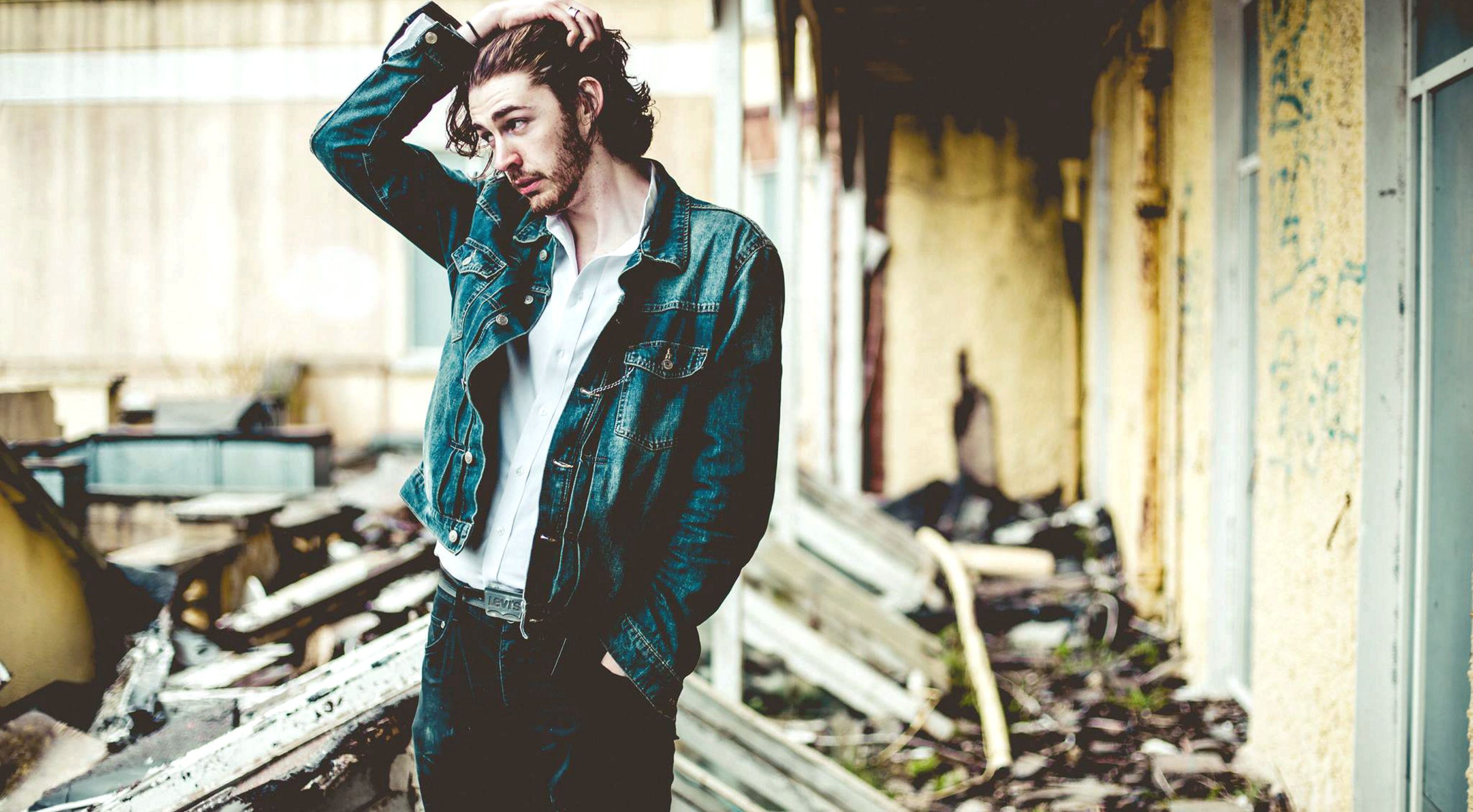 Hozier take me to church. Hozier усы. Hozier и его девушка. Hozier в метро. Hozier дом.