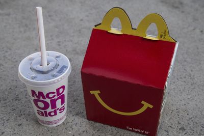 マクドナルドが今週英国のハッピーミールからスマイリーフェイスを削除する理由