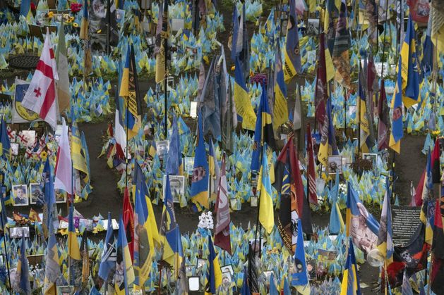 1,000 days of war in Ukraine: makeshift memorial grows in Kyiv to mark grim milestone | Irish Independent