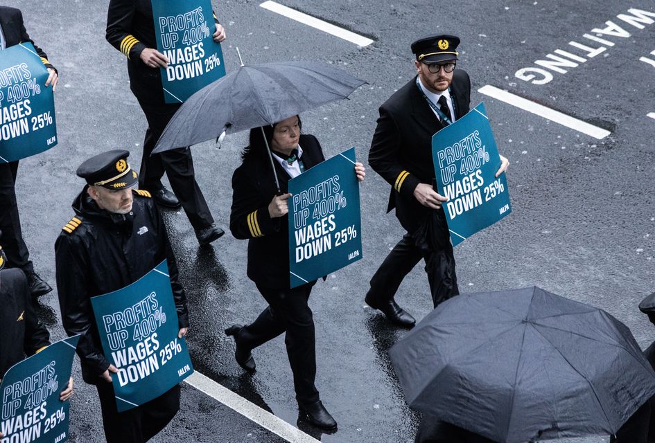 爱尔兰航空公司的飞行员在都柏林机场周围游行，开始为期八小时的罢工（Evan Treacy/PA）