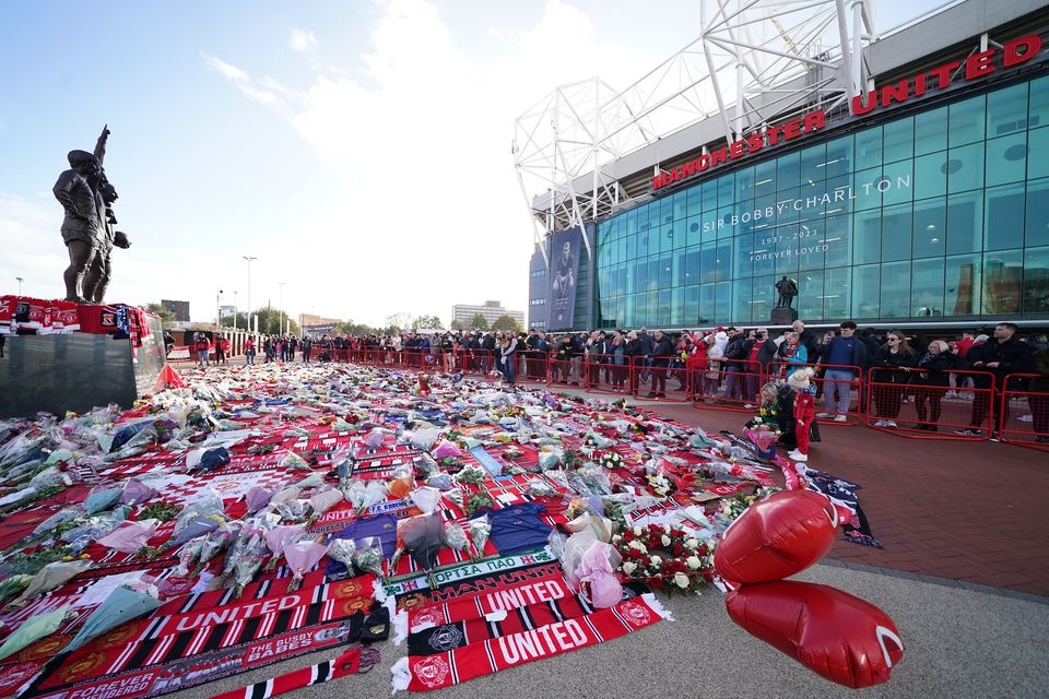 Des hommages à Bobby Charlton ont été laissés devant une statue 