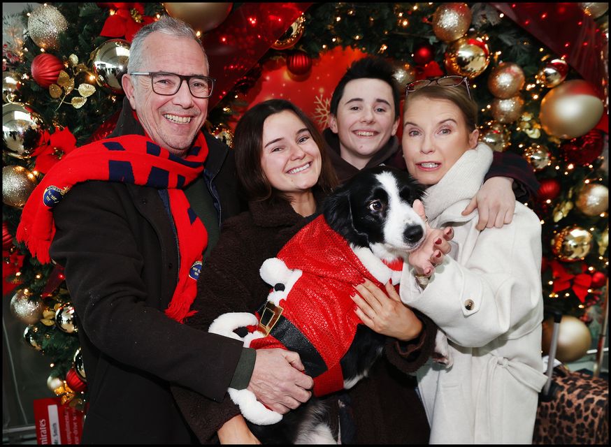 Ellen Merry is welcomed home from New York by her Parents Eunan and Una and her brother John and her dog Oreo at Dublin Airport Arrivals.
Photo by Steve Humphreys