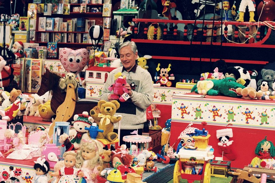 Gay Byrne presents Late Late toy show (1989)