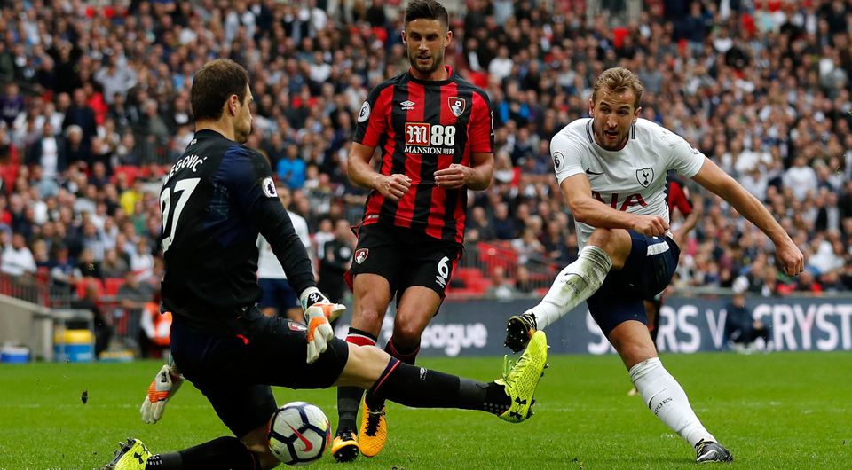Tottenham Hotspur's English striker Harry Kane (R) controls the ball. Photo: Getty Images