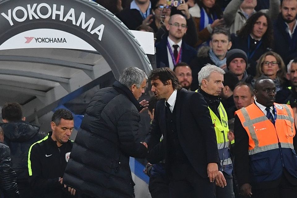 Chelsea's Italian head coach Antonio Conte (R) shakes hands with Manchester United's Portuguese manager Jose Mourinho (L) after the final whistle of the English Premier League football match between Chelsea and Manchester United at Stamford Bridge in London on October 23, 2016. / AFP / BEN STANSALL