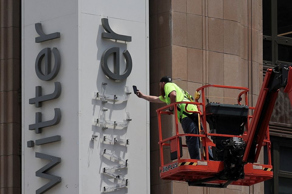 Twitter sign taken down from SF HQ, police interrupt