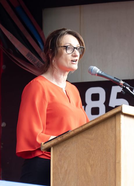 Susan Lanigan, presidenta del St Joseph's Athletic Club, habla en la recepción de Sophie Baker en Pearce Park. Fotografía: María Brown.