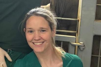 「象の世話をするために、ここで赤ちゃんに母乳を与えてきました」とダブリン動物園の獣医は言う