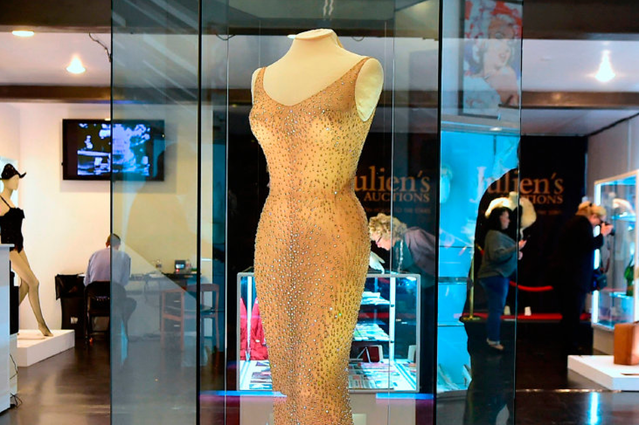 Iconic Marilyn Monroe dress fetches $4.8m at auction - BBC News