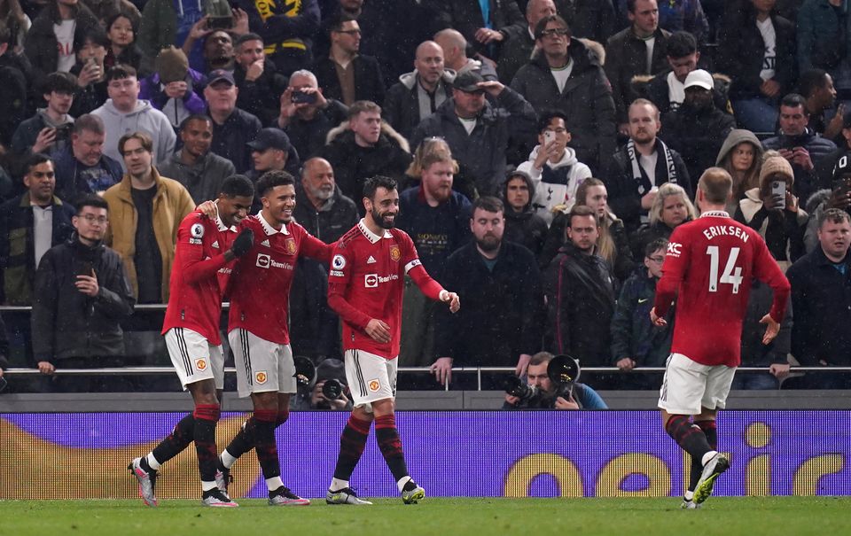 Bruno Fernandes, centro, se une a las celebraciones después de que Marcus Rashford, izquierda, marcara el segundo gol del Manchester United (John Walton/PA)