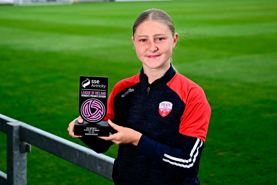Madison McGuane of Treaty United with her SSE Airtricity Women’s Premier Division player of the month award for May at Markets Field in Limerick. Photo: Piaras Ó Mídheach/Sportsfile