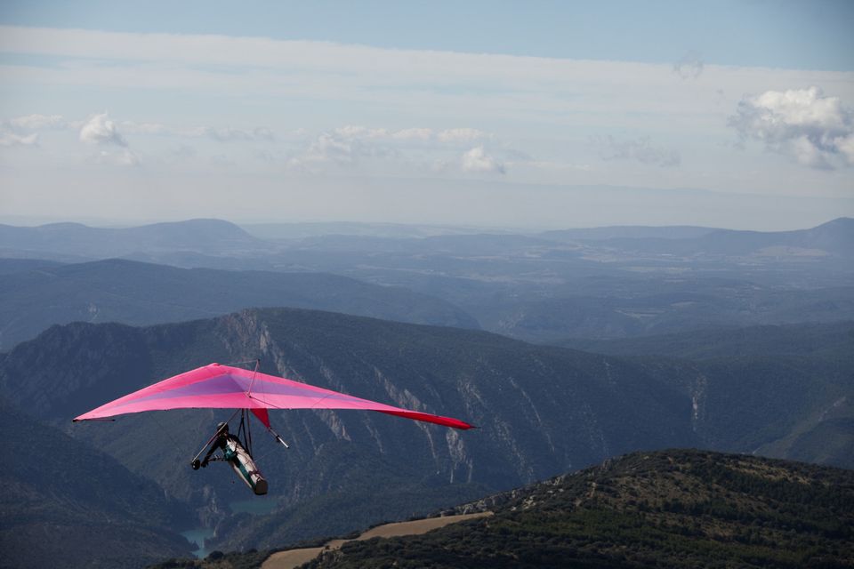 As free as a bird, hang-gliding over Àger
