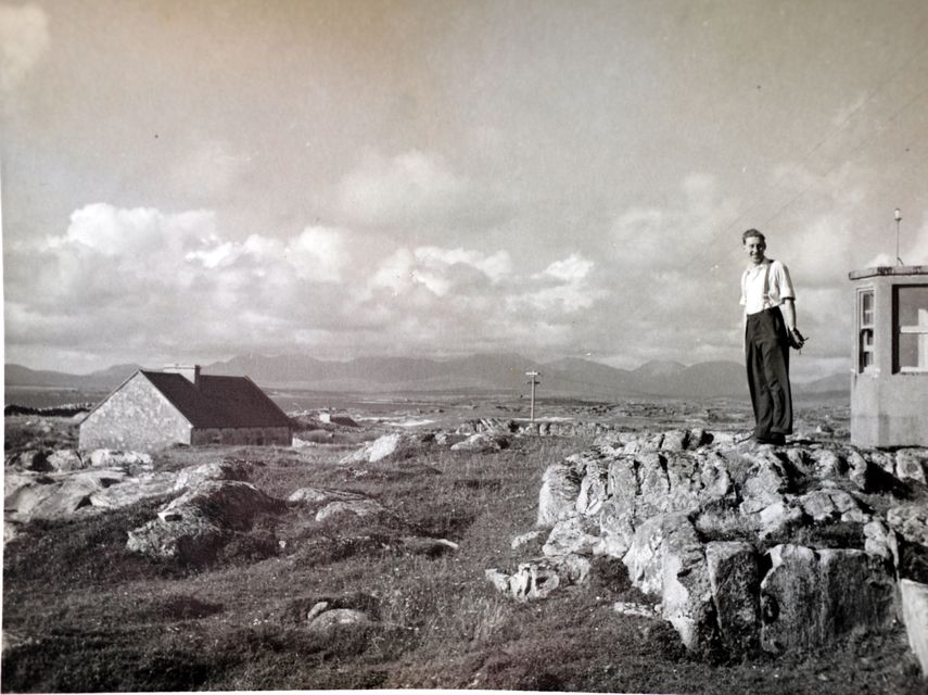 Tús simplí: An Dr Tom O’Connor ag an stáisiún úr in 1958