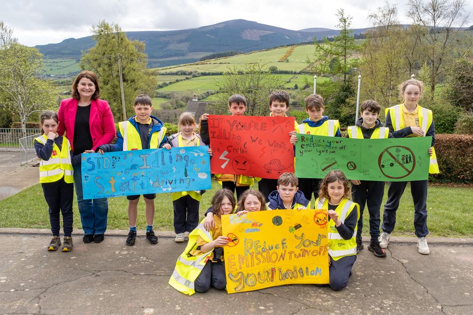 TD Jennifer Whitmore with children of St Patrick's School, Curtlestown, Enniskerry, at the No Engine Clean Air Campaign. 