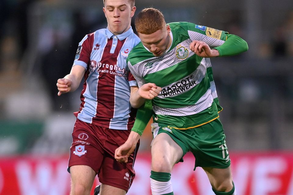 Darragh Nugent of Shamrock Rovers is chased down by Drogheda United's Warren Davis. Photo by Stephen McCarthy/Sportsfile