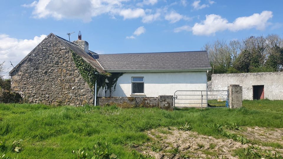 The L-shaped house near Knockcroghery adjoins the old dwelling