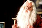thumbnail: Richard Harris mar an tOllamh Albus Dumbledore