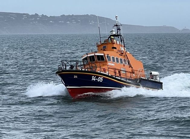 Three people rescued after getting into difficulty off Cork coast