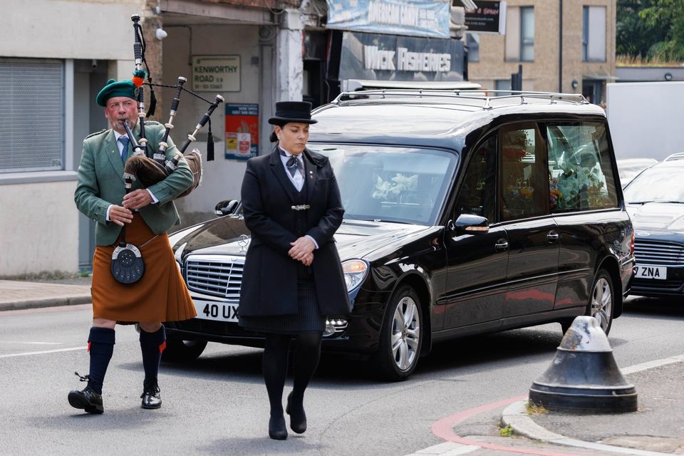 El cuerpo que lleva el ataúd de Hugh Callaghan llega para su funeral en el Inmaculado Corazón de María y la Iglesia de Santo Domingo en Hackney, Londres.  (Crédito de la imagen: Belinda Jiao/PA Wire)