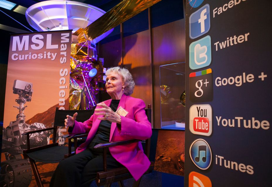 L'actrice June Lockhart s'adresse aux blogueurs lors d'un événement sur les réseaux sociaux de la NASA au Jet Propulsion Laboratory de Pasadena, en Californie (Damian Dovarganes/AP)