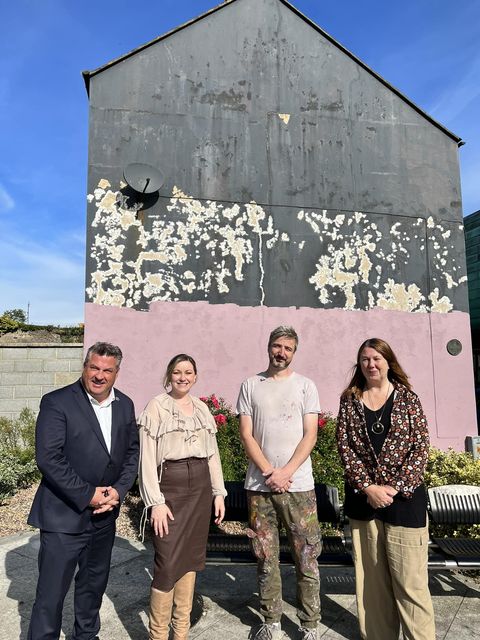 Cllr George Lawlor, Lisa Byrne (directora de artes visuales del Wexford Arts Center), el artista Eoin McGinn (Emic) y Elizabeth White (directora general del Wexford Arts Center) trabajando en el último mural de Wexford Walls.