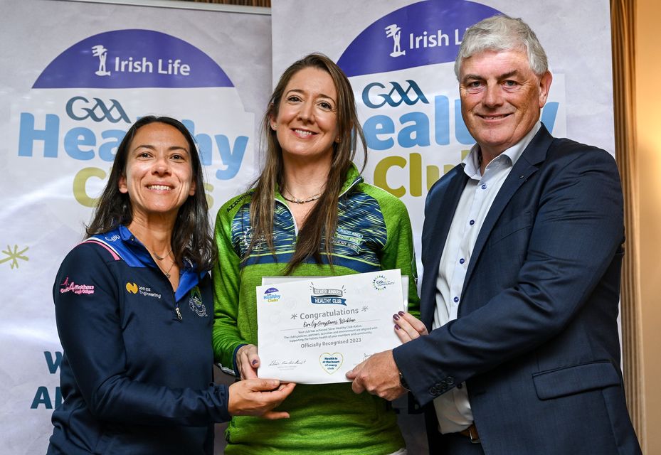 Ciara Fagan and Sinéad Ní Dhúill from Éire Óg Greystones GAA Clubreceiving their silver award by Leinster Council Health and Wellbeing Chairperson Dave Murray at the Killeshin Hotel in Portlaoise. 