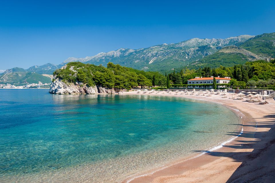 Playa de arena en Montenegro. Alamy/PA