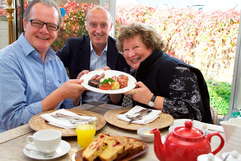 Annebelle White, of New Zealand's 'Chasing the Perfect Irish Breakfast', is photographed with Noel Comer, Number 31, Leeson Close guesthouse and Rory Mathews, Fáilte Ireland.