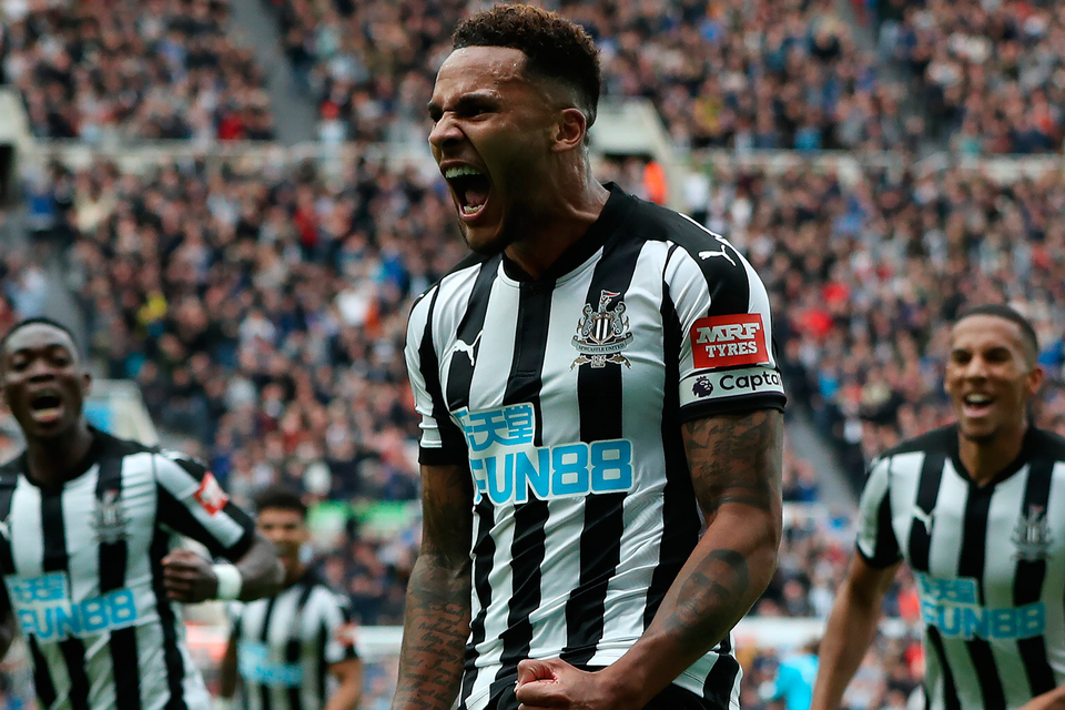 Jamaal Lascelles of Newcastle United celebrates after he scores the winning goal. Photo: Getty Images