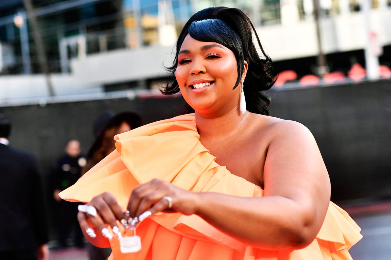 Lizzo's Insanely Tiny Purse Makes a Big Statement at the 2019 AMAs