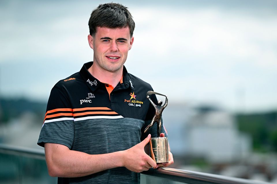 Darragh Fitzgibbon de Cork, Jugador de Hurling del mes de mayo de PwC GAA/GPA, con su premio en las oficinas de PwC en Cork.  Imagen: Seb Daly/Sportsfile