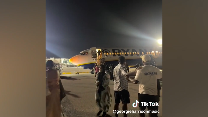 Number of passengers injured following ‘false fire warning& on UK-bound Ryanair flight from Mallorca