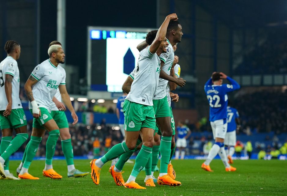 Jacob Murphy del Newcastle felicita a Alexander Isaacs (Peter Byrne/Penn)