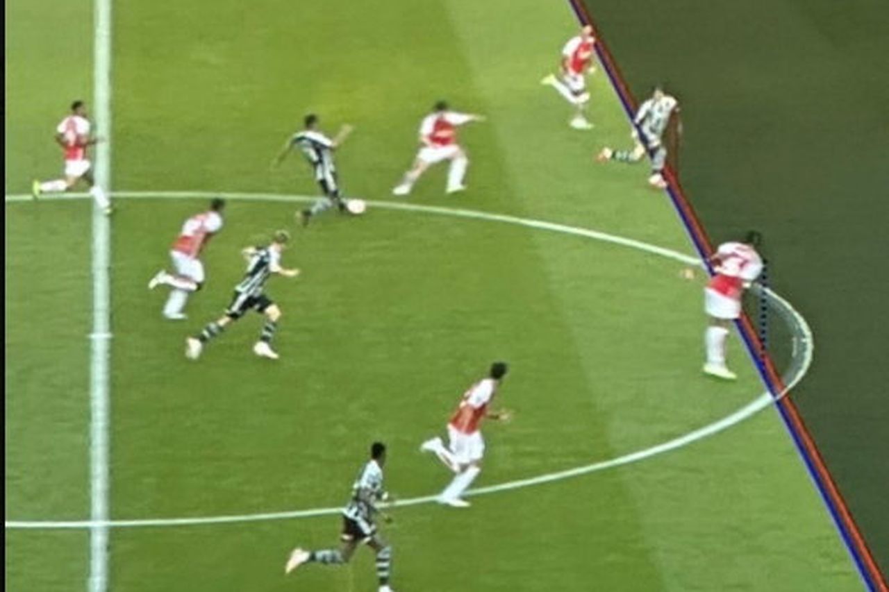Eagle-eyed fans spot moment delivered by Arsenal's Gabriel that won game  against Manchester United | Irish Independent