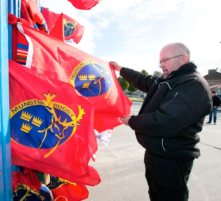 Tom O’Doherty, from Nenagh, Co Tipperary, hangs a Munster Flag at Thomond. Picture Credit Brian Gavin Press 22