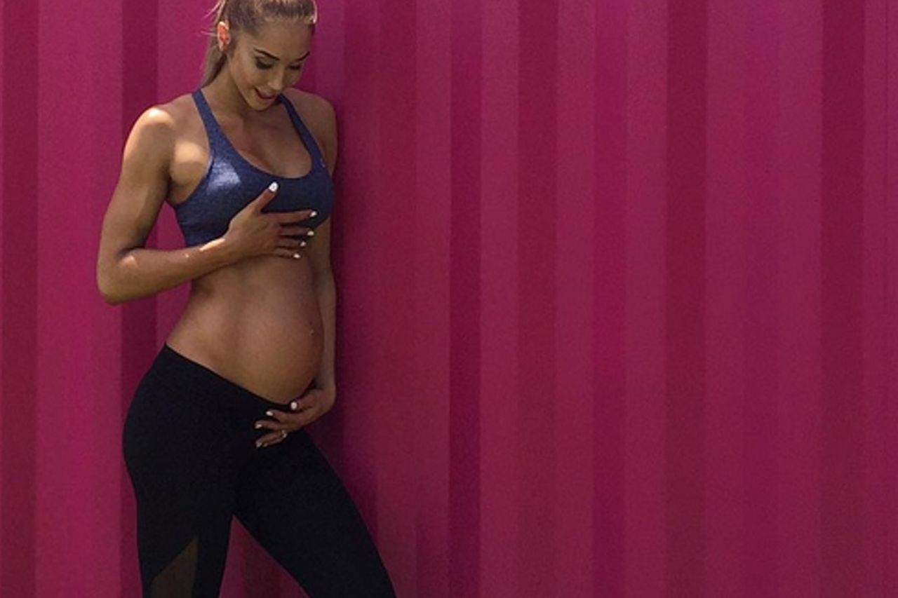 Watch out Sarah Stage, there's a new pregnant Instagram star with a six  pack (at 36 weeks)