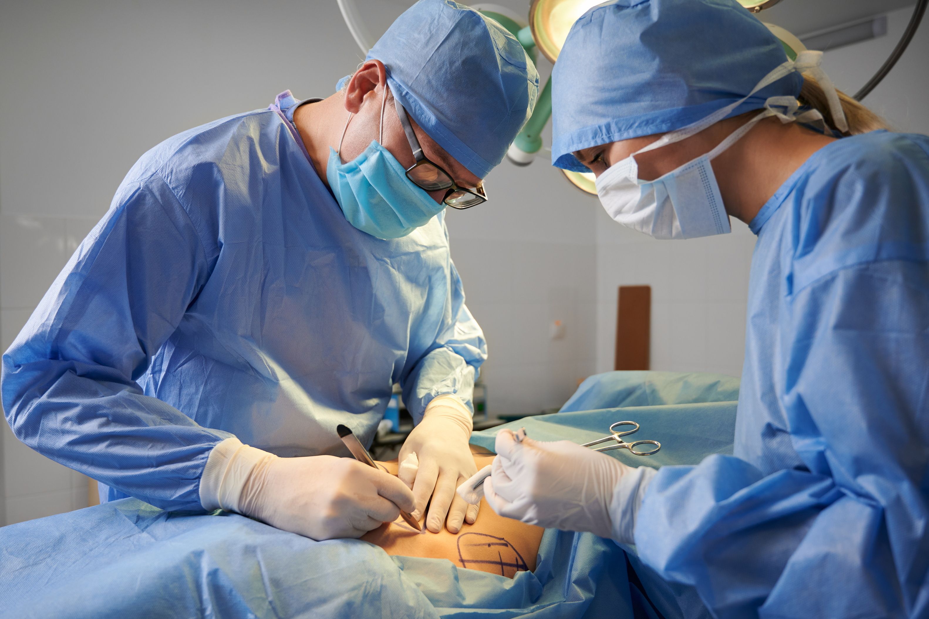 Операций в любое время. Пластическая операция Операционная. Фото пластический хирург в операционной.