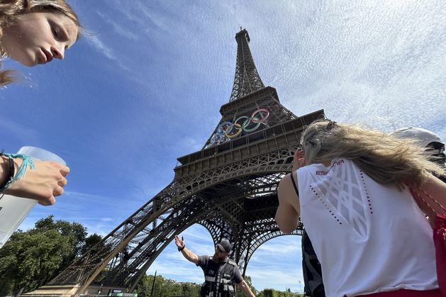オリンピック最終日にエッフェル塔に登った英国人男性、捜査対象に