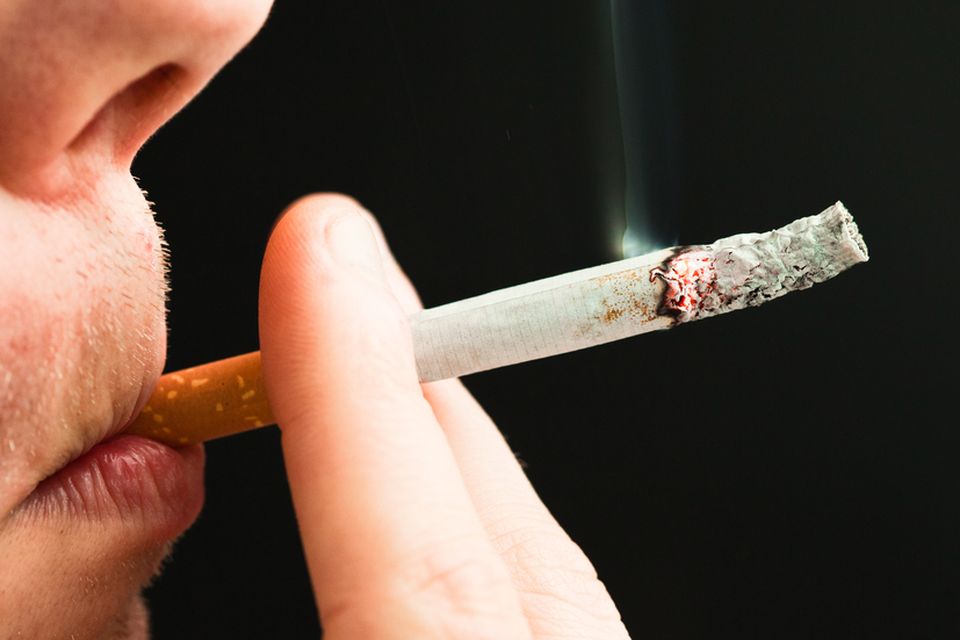 Quitting smokers 'should not vape'
