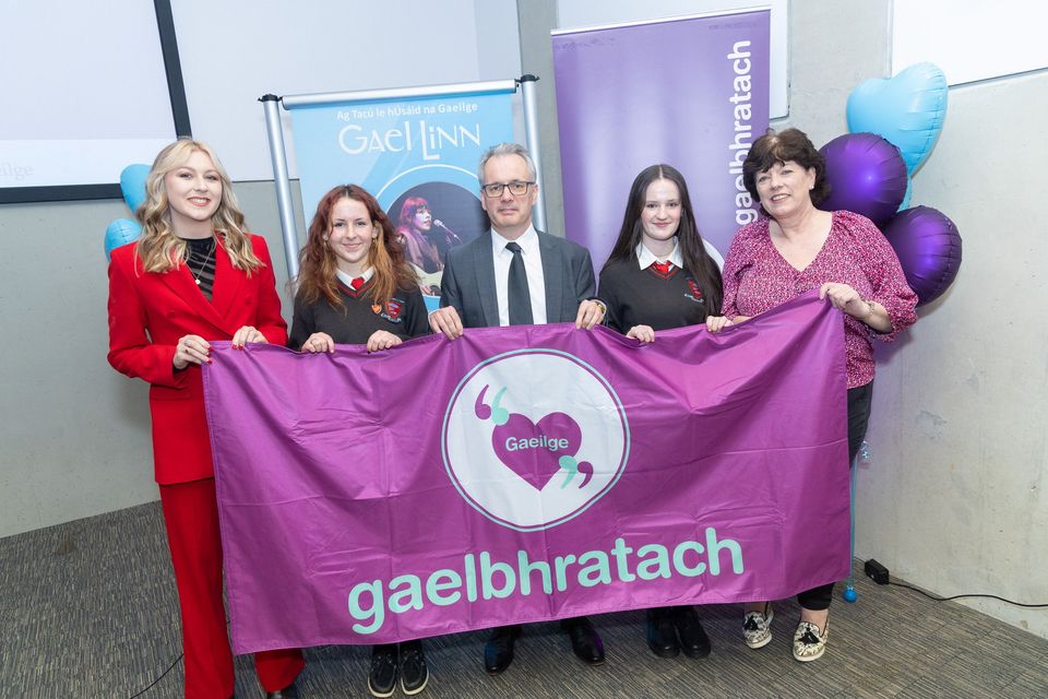 Gaelbhratach beag á bhronnadh ar Éire & Meg, Meánscoil Gharman, Loch Garman, ag Éadaoin Fitzmaurice, ar chlé, Réamonn Ó Ciaráin, Príomhfheidhmeannach Gael-Linn sa lár, agus Caitlín Ní Chonghaile, Feidhmeannach Foras na Gaeilge, ar dheis. Pic: Seán Ó Mainnín