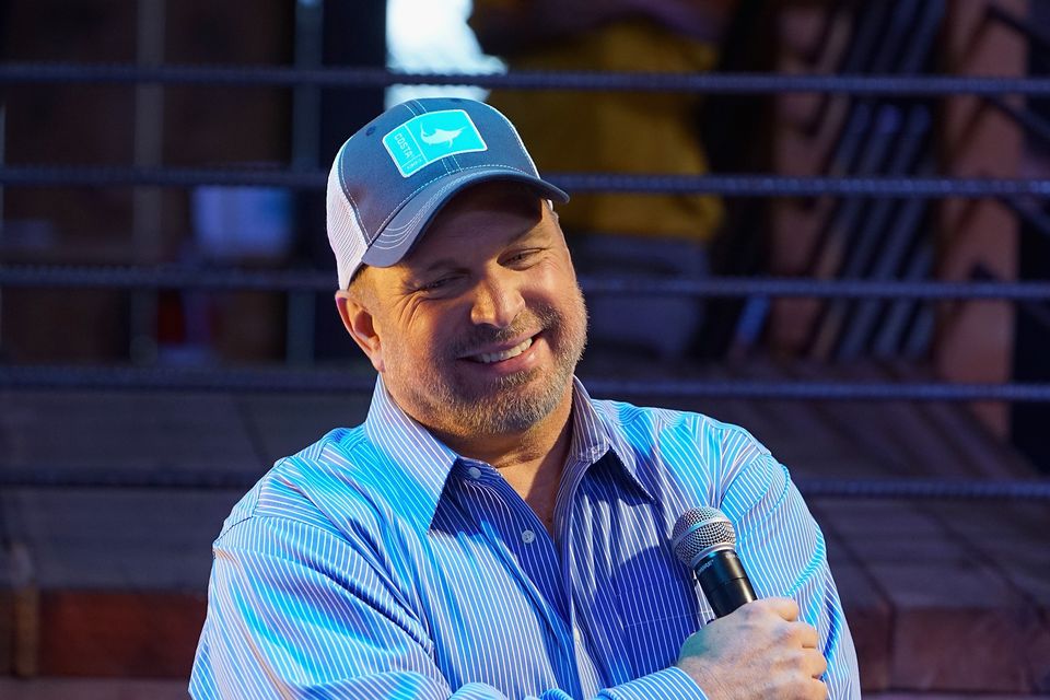 Worst lip syncing I ve ever seen Garth Brooks admits miming CMA