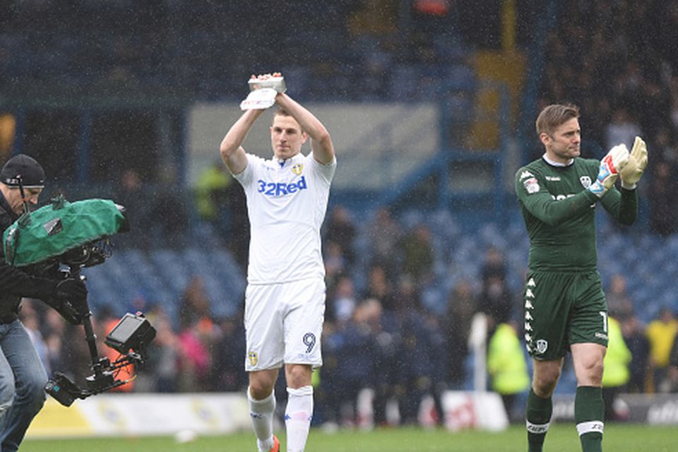 Chris Wood and Robert Green of Leeds United claps the fans after the Sky Bet Championship match between Leeds United and Sheffield Wednesday at Elland Road on February 25, 2017 in Leeds, England.(Photo by Nathan Stirk/Getty Images)