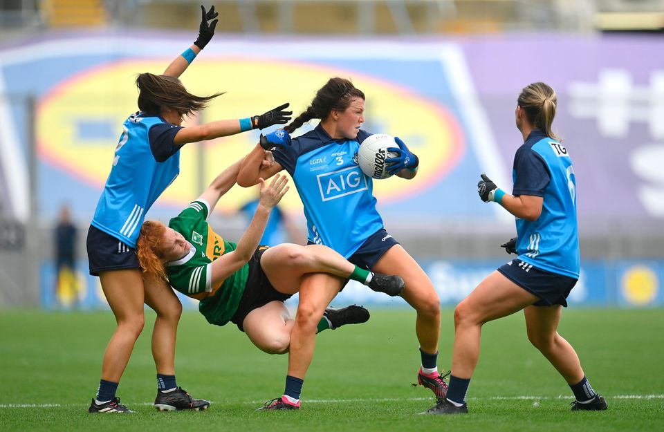 Leah Caffrey de Dublín en acción contra Louise née Muirchertay de Kerry durante la final del Campeonato de Fútbol Femenino TG4 All-Ireland 2023 en Croke Park en Dublín.  Foto de Seb Daly/Archivo deportivo