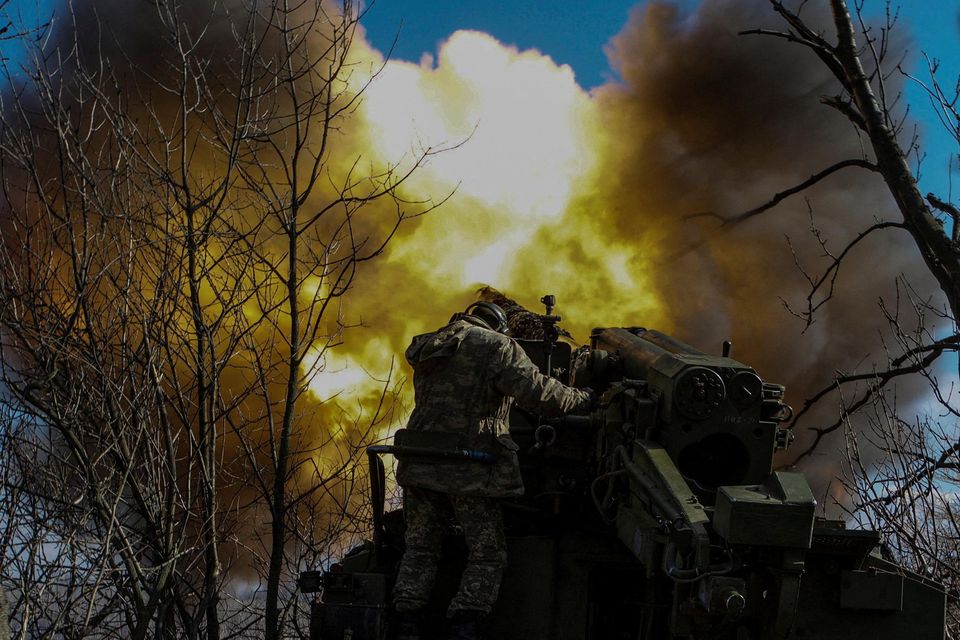 Ukrainian servicemen fire a 2S5 Giatsint-S self-propelled howitzer towards Russian troops outside the Donetsk region frontline town of Bakhmut, amid Russia's attack on Ukraine,. Photo: Anna Kudriavtseva/Reuters
