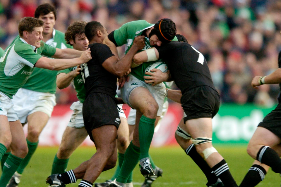 Denis Leamy is tackled by Sitiveni Sivivatu and Richie McCaw in 2005