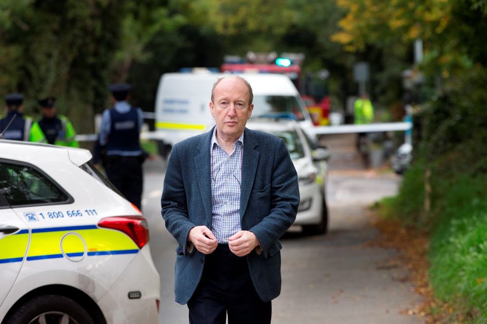Local TD Shane Ross talks to Gardai at the entrance of the halting site of the tragic fire at Glenamuck Road, Carrickmines, this morning. Photo: Tony Gavin.