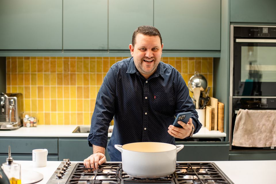 Alex Meehan Lässt Sich Von Der Ki Bei Der Entscheidung Helfen, Was Er Kochen Möchte.  Foto: Mark Condren