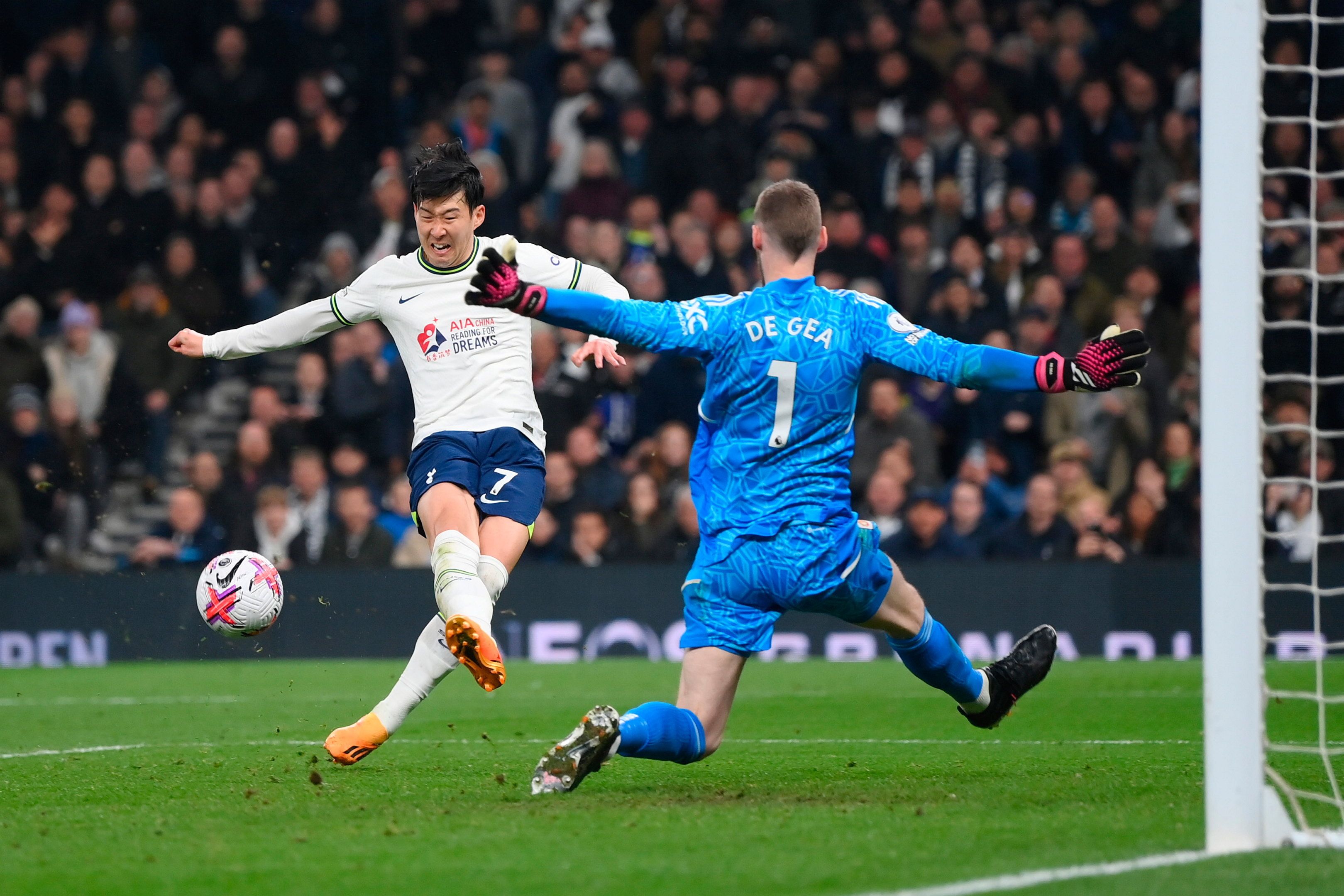 Manchester united tottenham. Тоттенхэм - Манчестер Юнайтед 27 апреля. Футбол фото. Итальянские футболисты. Футбольный матч.