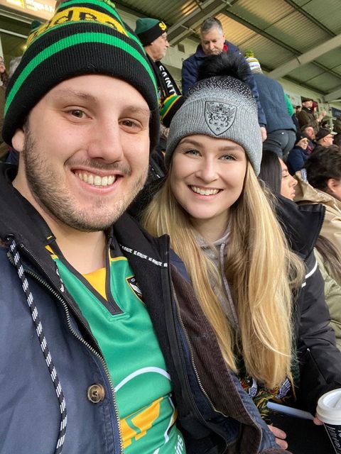 Ash Williamson, nativo de Northamptonshire y ávido fanático de los Northampton Saints, posa con Zara Taylor